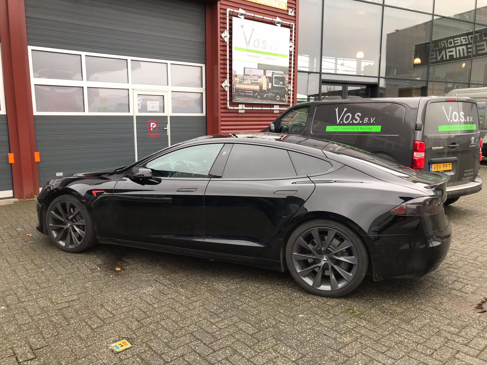 Saga NieuwZeeland Verwacht het Tesla model S Ramen tinten - VOS Inbouwspecialist